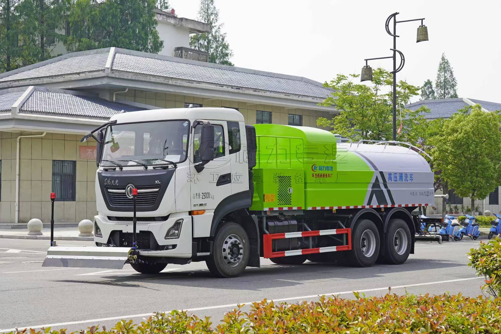 东风天龙路面清洗车