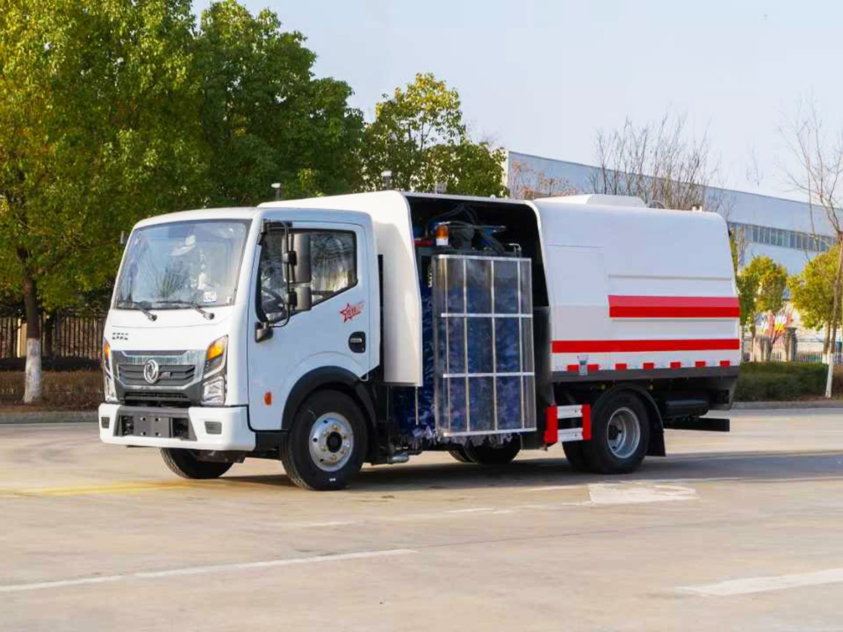 东风多利卡护栏清洗车